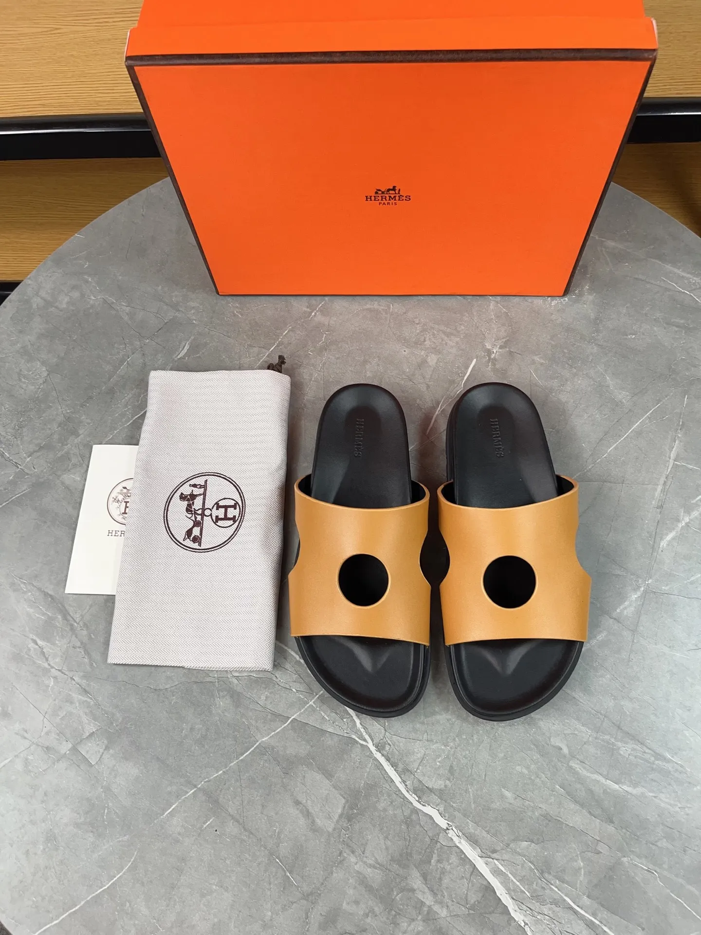 p400🐮🐮H family classic (couple style) Hermes Hermes spring and summer sandals series! Classic style, always popular slippers - sandals, great with any combination! ! ! Upper: imported PU inner lining: imported mixed sheepskin Outsole: Tpu non-slip and wear-resistant outsole Female size: 35-40 (customized at 41) Male size: 39-45 (customized at 39.45)
